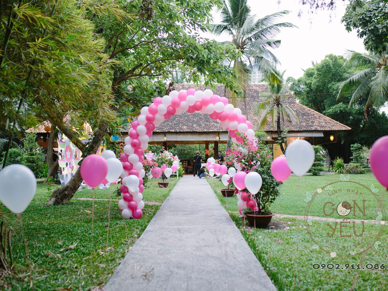 Cổng bong bóng màu hồng trắng trang trí thôi nôi bé