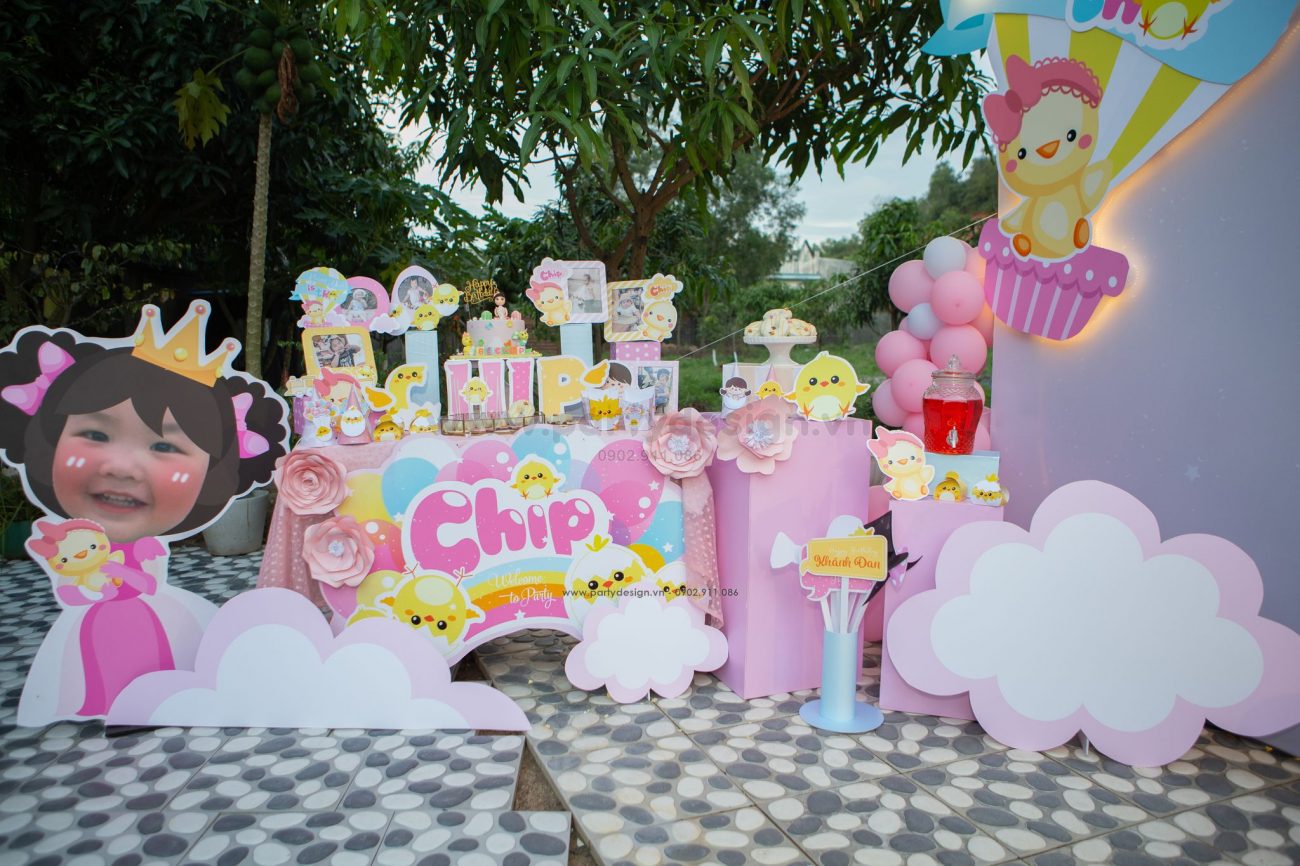 Trang trí sinh nhật chủ đề bé gái và gà con Chip