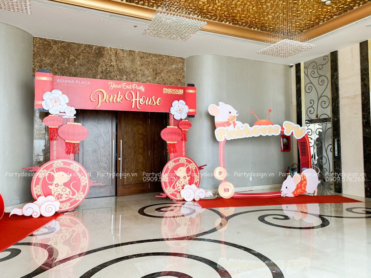 Cổng & photobooth của trang trí tất niên / Year End Party - Pinkhouse 2020