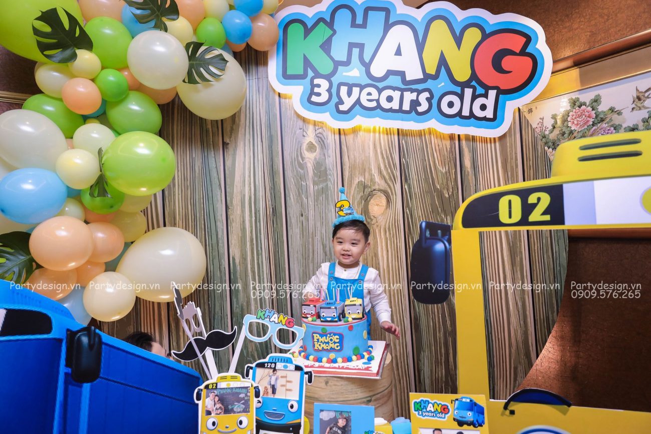 Trang trí sinh nhật Tayo xe buýt bé nhỏ – bé Phước Khang