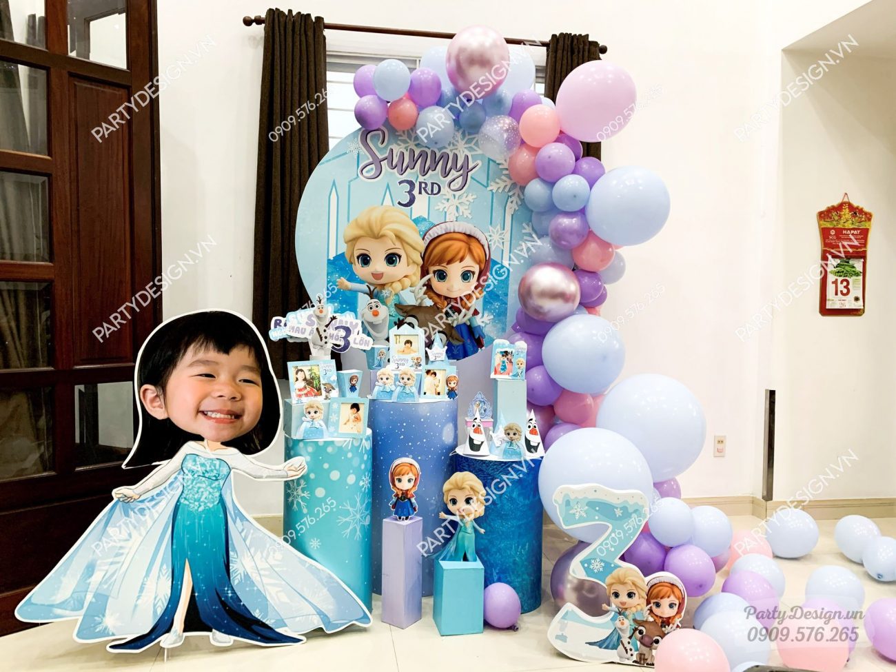 Trang trí sinh nhật tại nhà cho bé gái chủ đề Elsa