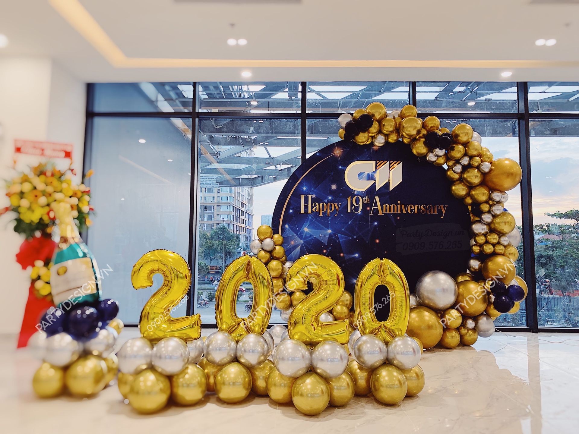 Backdrop trang trí tiệc Year End Party, tất niên công ty CII, viền bong bóng vàng gold và xanh