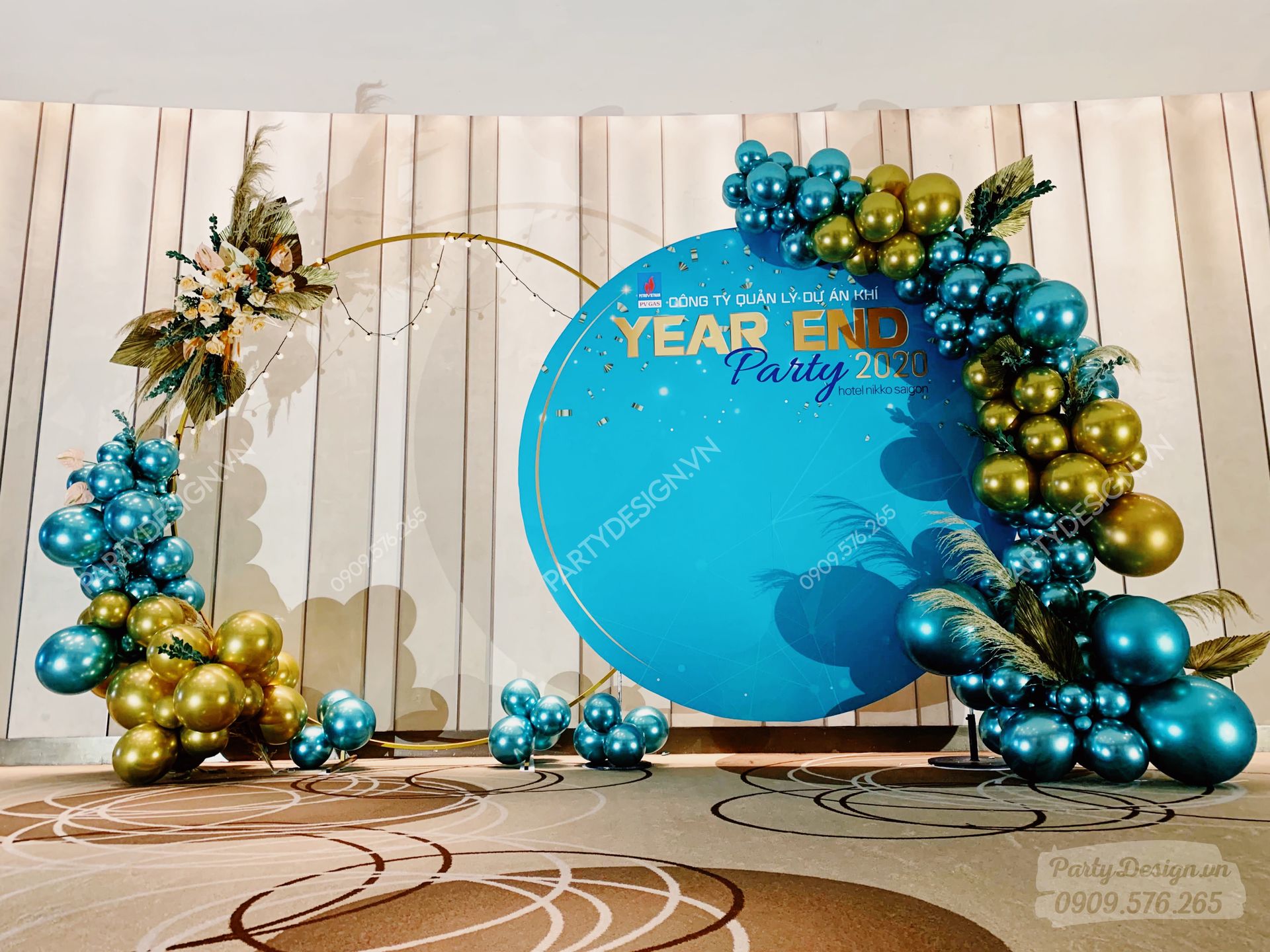 Trang trí tiệc year end party, tất niên với backdrop viền bong bóng, hoa khô, tone xanh ngọc mint vàng gold PVI GAS