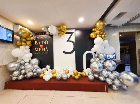 Backdrop trang trí sinh nhật, kỷ niệm cưới kết hợp bong bóng vàng gold, bạc silver và trắng-partydesign.vn