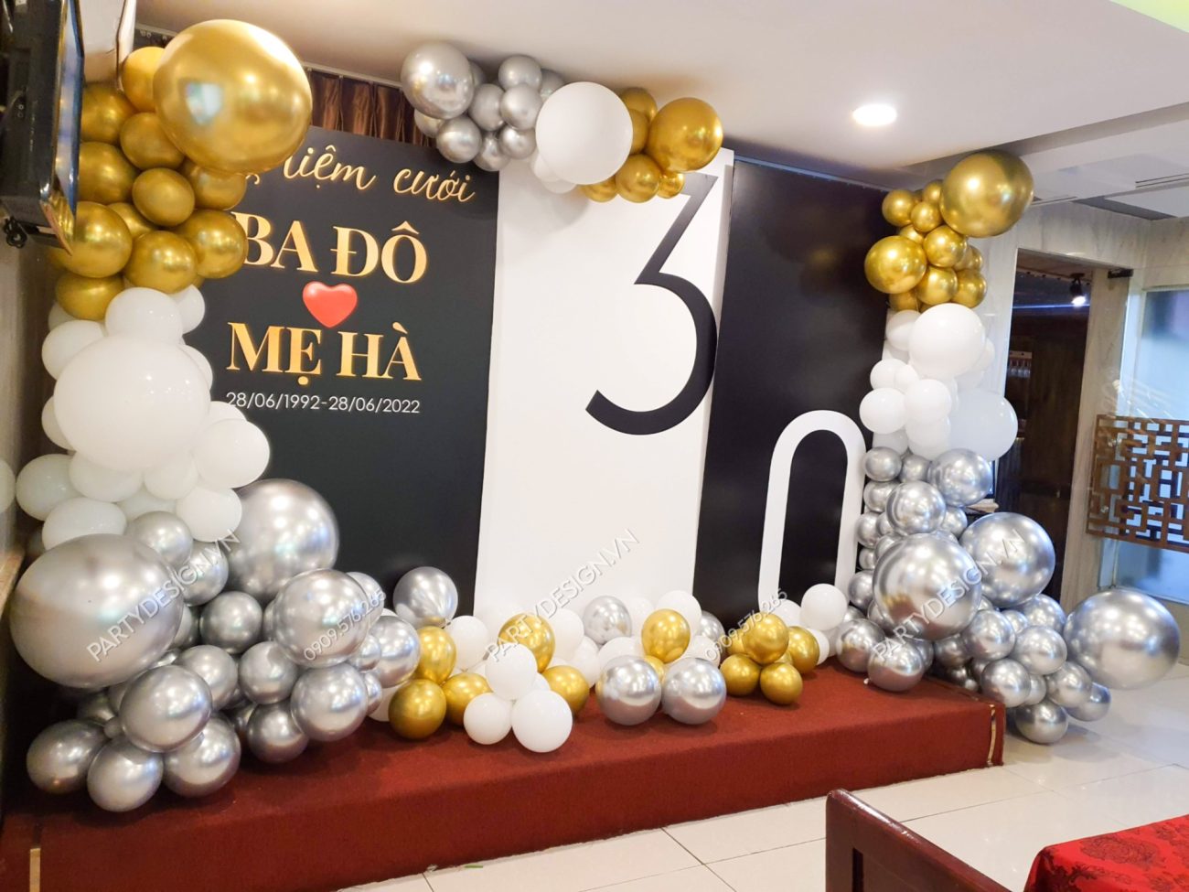 Backdrop trang trí sinh nhật tone vàng gold, bạc silver và trắng-partydesign.vn