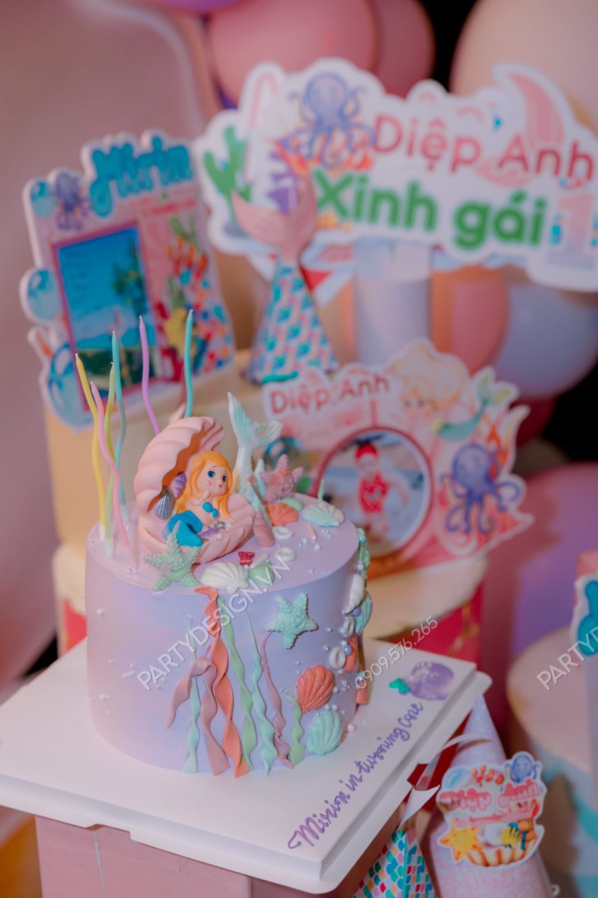 Bánh kem sinh nhật và khung ảnh trang trí sinh nhật chủ đề nàng tiên cá - bé Mirin