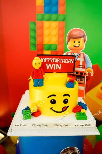 Bánh kem trang trí sinh nhật chủ đề Lego - bé Win