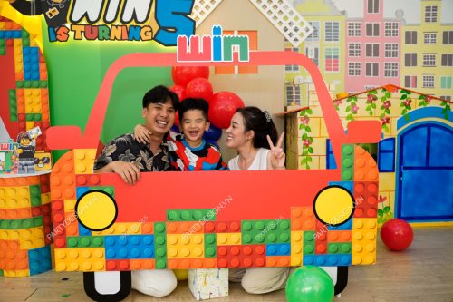 Chi tiết Backdrop trang trí sinh nhật chủ đề Lego - bé Win