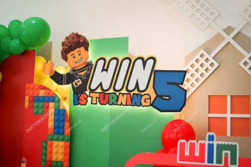 Chi tiết Backdrop trang trí sinh nhật chủ đề Lego - bé Win