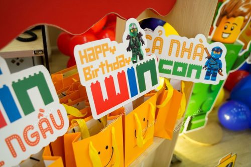 Hộp quà và hashtag trang trí sinh nhật chủ đề Lego - bé Win