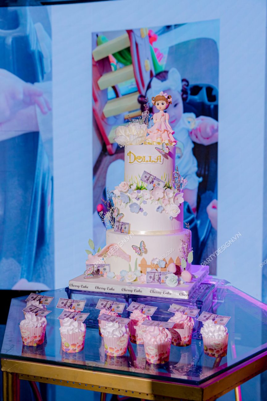 Bánh kem trang trí tiệc sinh nhật chủ đề Công chúa & Dollar - bé Dolla