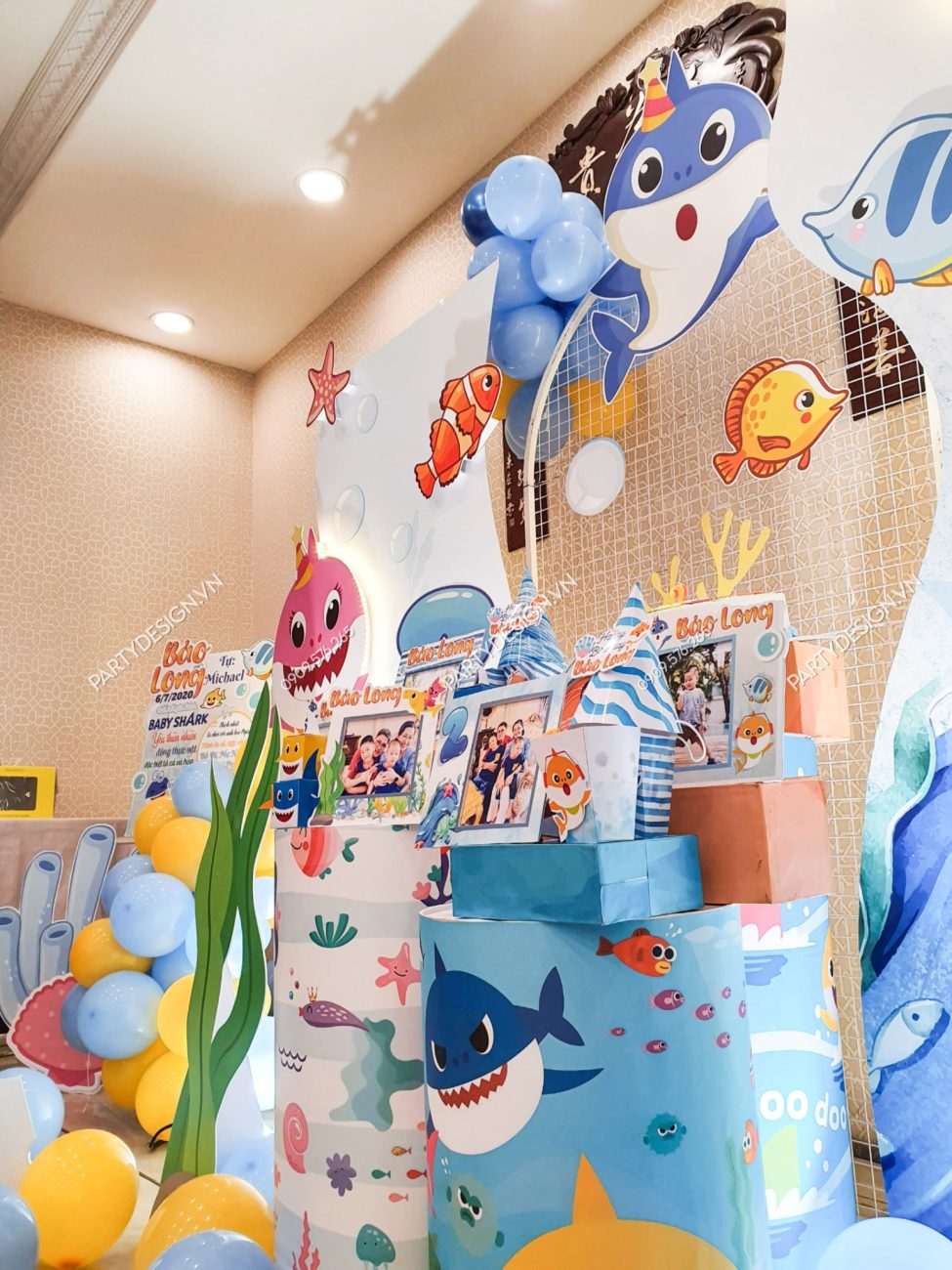 Bục và khung hình trang trí sinh nhật chủ đề Baby Shark - bé Bảo Long