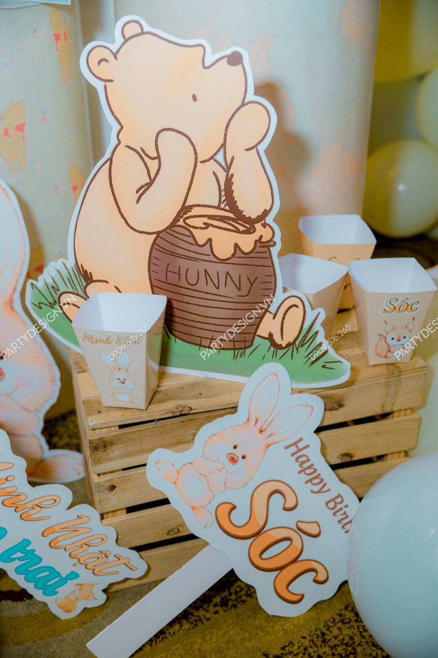 Hộp bắp, standee và hashtag trang trí sinh nhật chủ đề Gấu Pooh - bé Minh Nhật