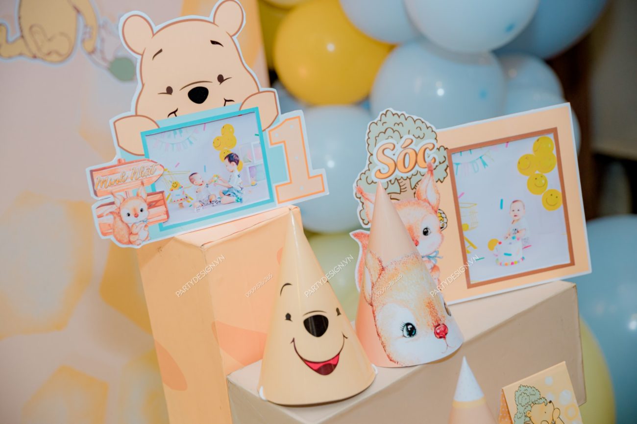 Nón và khung hình trang trí tiệc sinh nhật chủ đề Gấu Pooh - bé Minh Nhật