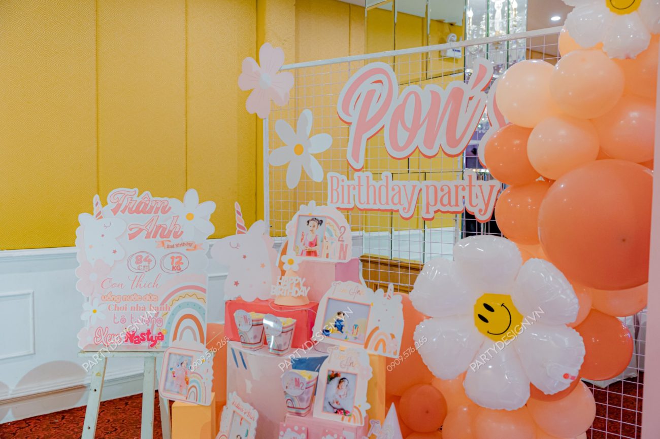 khu vực decor trang trí tiệc sinh nhật chủ đề Cầu Vòng BOHO - bé Pon
