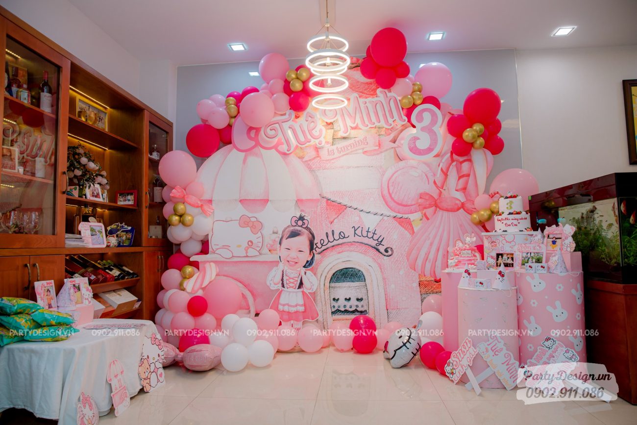 Backdrop trang trí tiệc sinh nhật chủ đề Hello Kitty - bé Tuệ Minh
