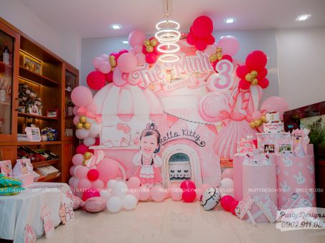 Backdrop trang trí tiệc sinh nhật chủ đề Hello Kitty - bé Tuệ Minh