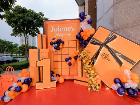 Toàn cảnh khu vực trang trí tiệc sinh nhật chủ đề Hermes - bé Jolene