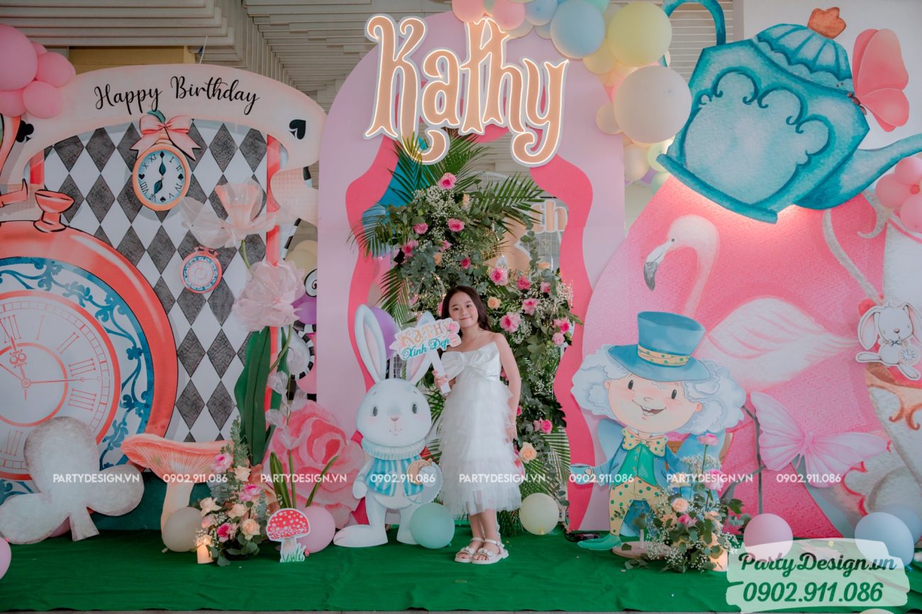 Trang trí tiệc sinh nhật chủ đề Alice in Wonderland - bé Kathy
