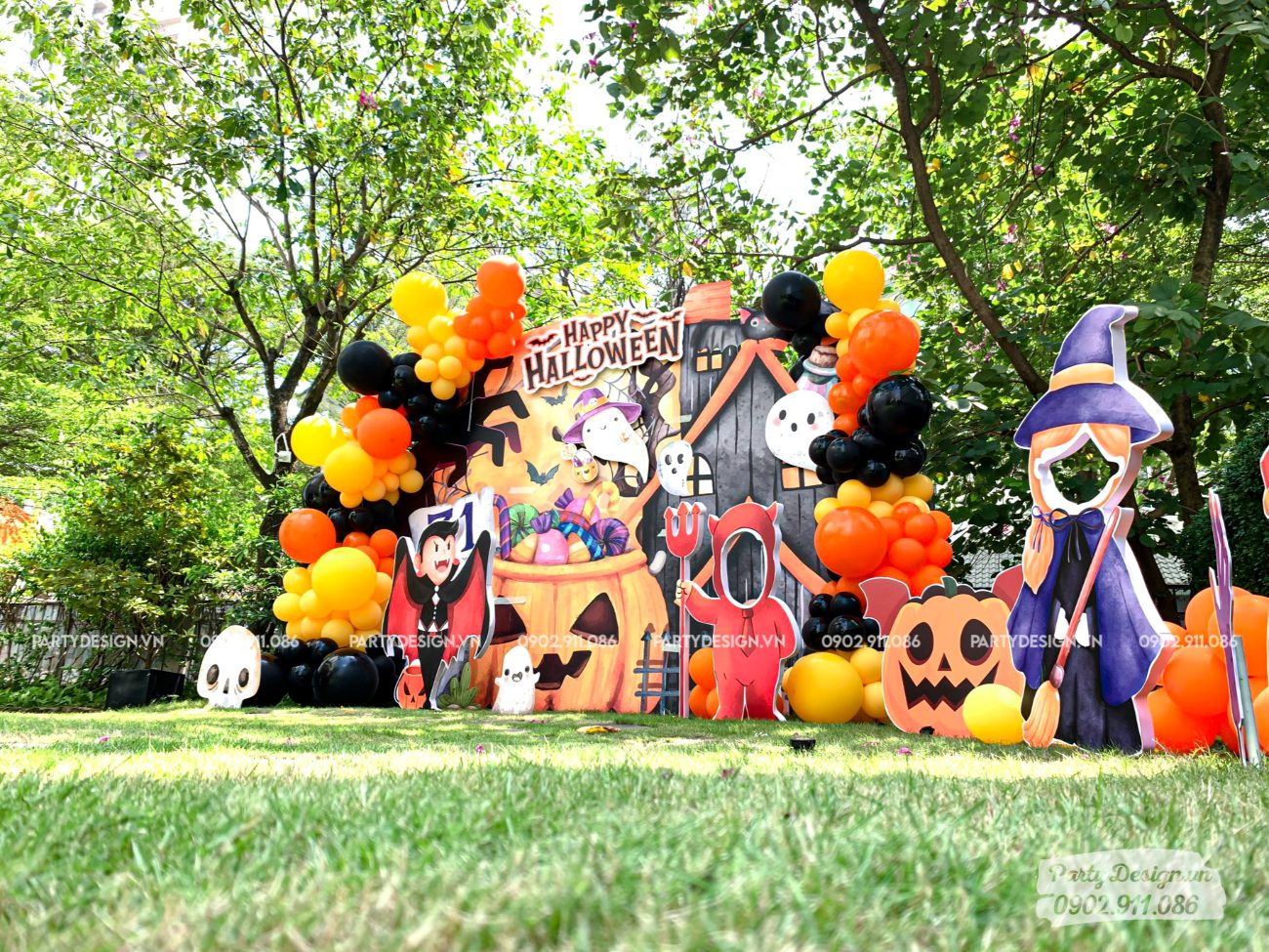 Backdrop trang trí Halloween tại sân vườn