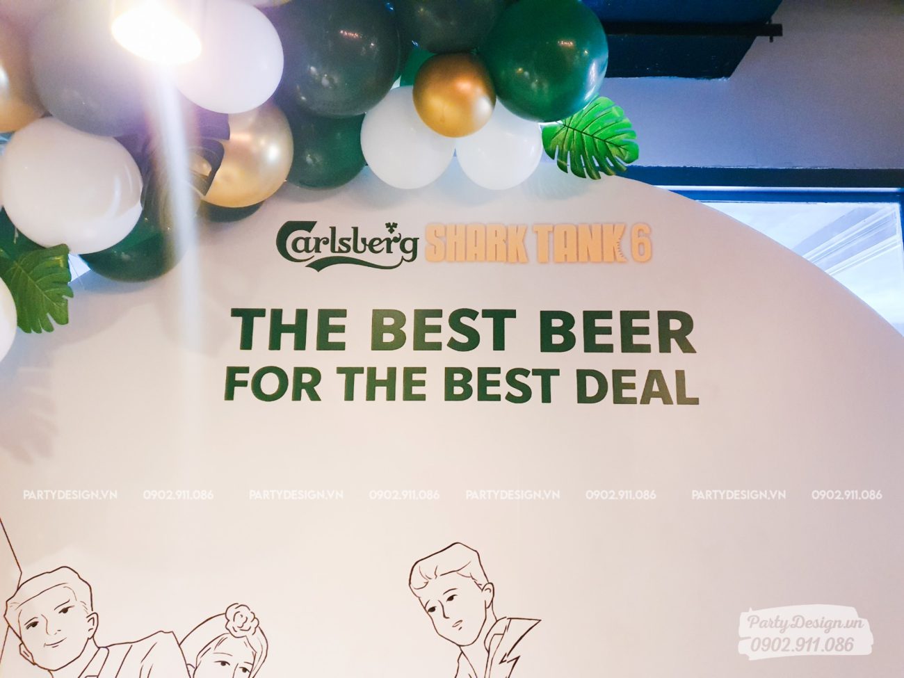 Backdrop trang trí tiệc thân mật Shark Tank, tone màu xanh lá, vàng gold, bia Carlsberg (1)