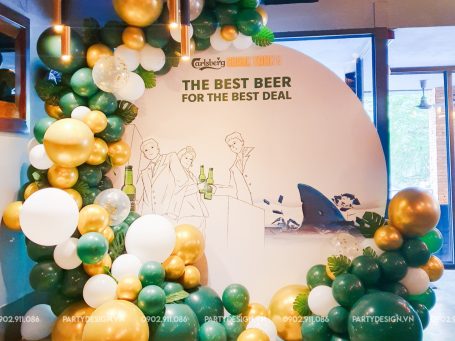 Backdrop trang trí tiệc thân mật Shark Tank, tone màu xanh lá, vàng gold bia Carlsberg