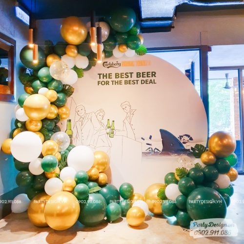 Backdrop trang trí tiệc thân mật Shark Tank, tone màu xanh lá, vàng gold bia Carlsberg