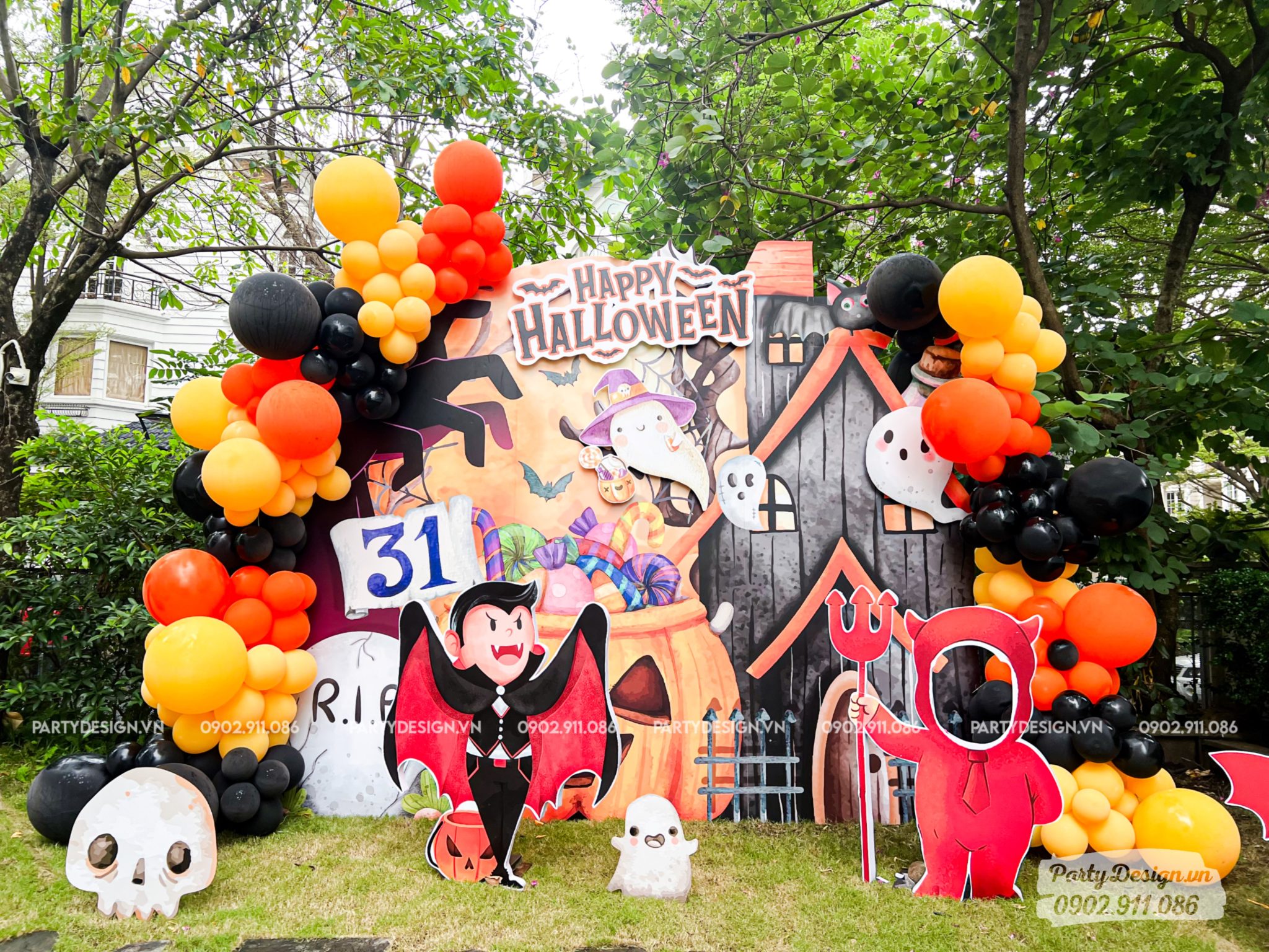 Backdrop trang trií Halloween tại sân vườn