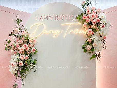 Chữ tên đèn led Neon trang trí sinh nhật màu hồng và hoa tươi