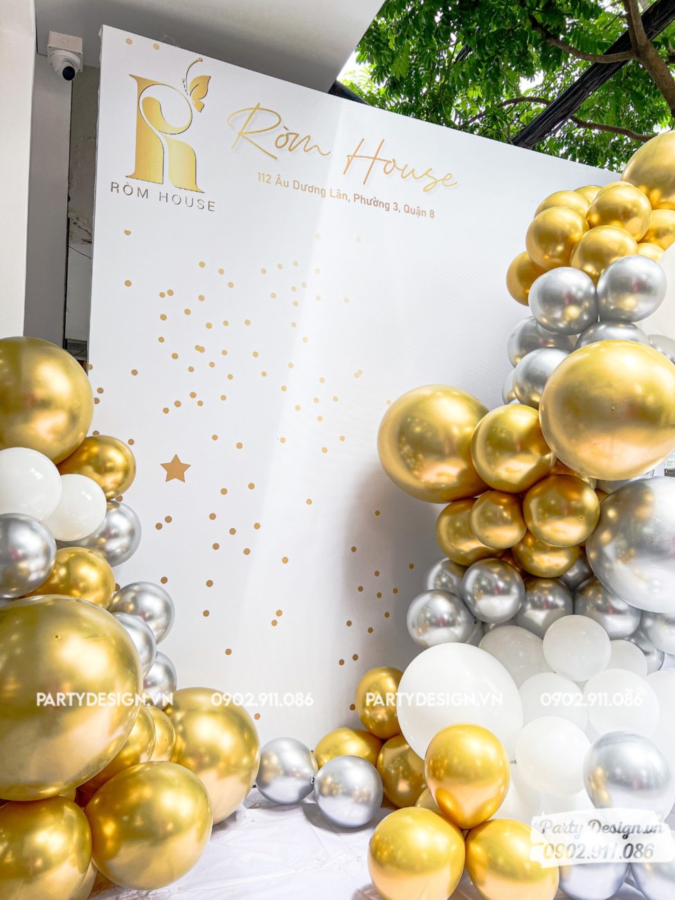 Grand Opening Ròm House với tone màu trắng, vàng gold và bạc