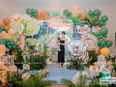 Mẹ và bé chụp hình cùng backdrop chủ đề Rừng Xanh