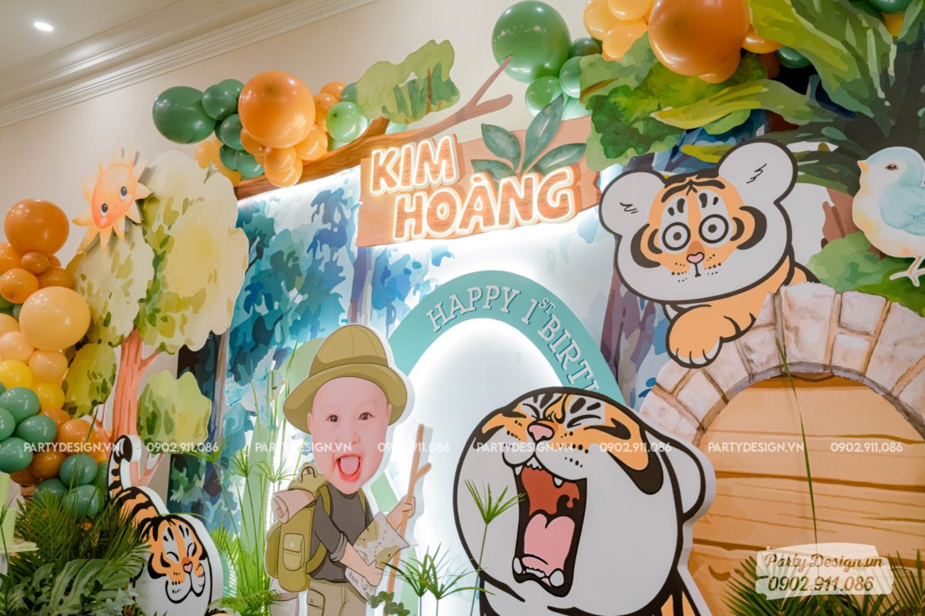 Tên bé bằng đèn led neon nổi bật với backdrop sinh nhật Safari