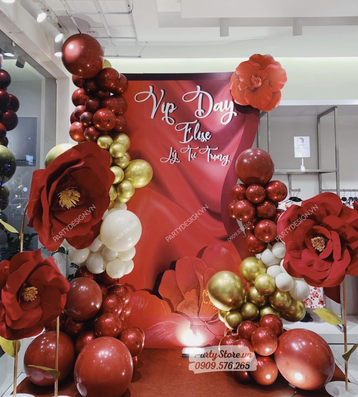 Trang trí event VIP DAY của Elise Lý Tự Trọng, tone màu đỏ và hoa khổng lồ