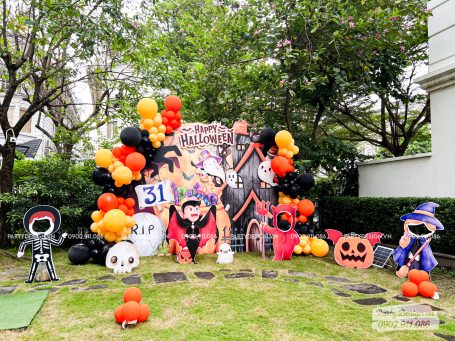 Trang trí lễ hội Halloween với backdrop và mô hình Standee tại sân vườn