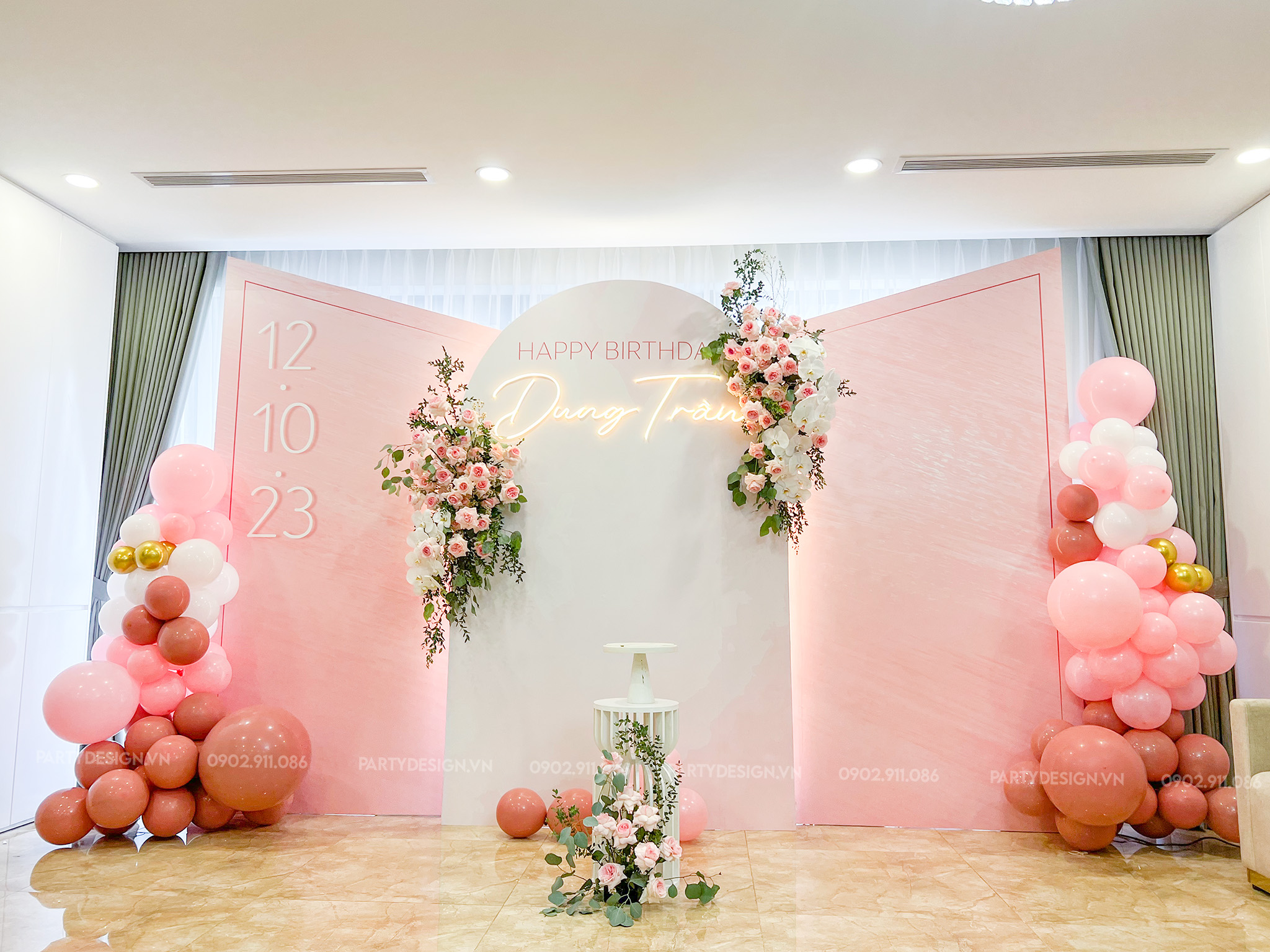 Trang trí sinh nhật người lớn tone hồng, trắng và hoa tươi - chị Dung Trần-partydesign.vn