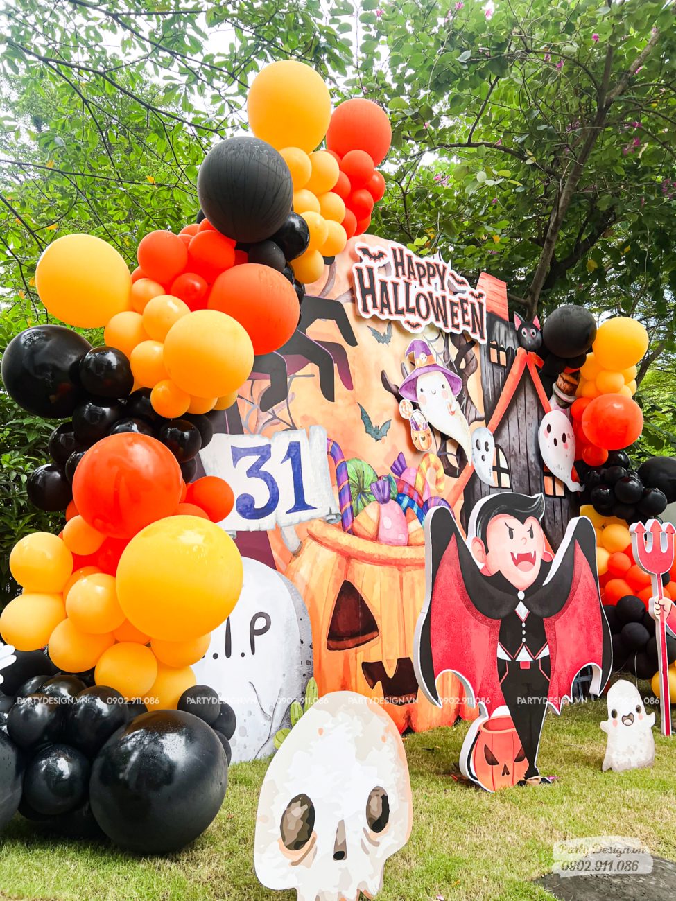 Trang trí tiệc Halloween với backdrop kèm line bong bóng