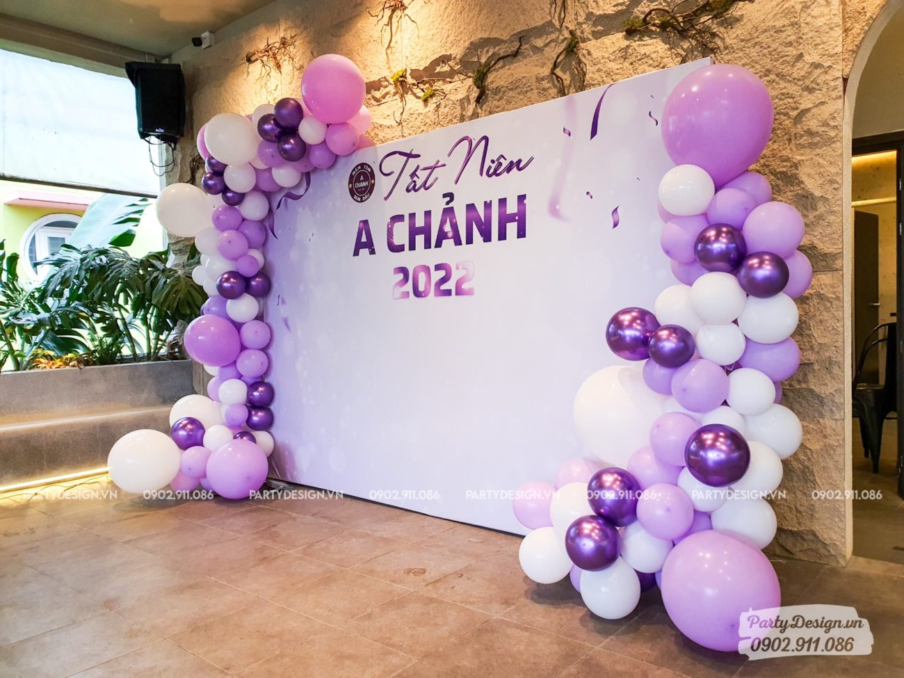 Trang trí tiệc tất niên công ty A Chảnh, backdrop tone màu tím và trắng