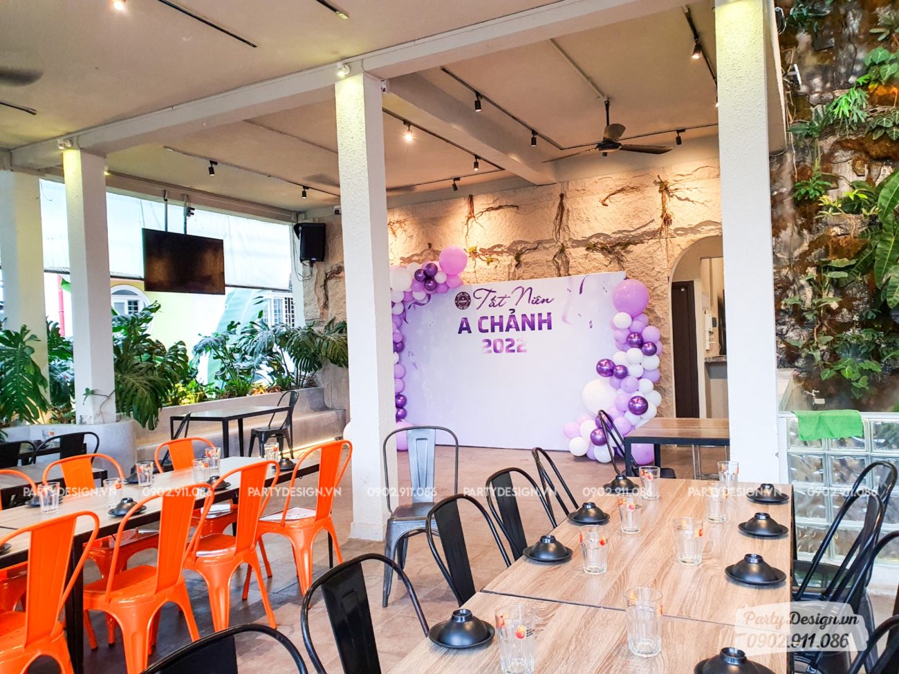 Trang trí year end party tại nhà hàng với backdrop lớn kèm line bóng