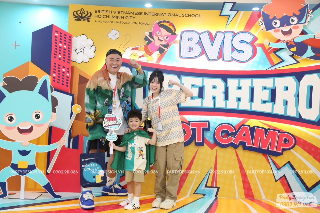 Gia đình Fabo Nguyễn cùng con trai chụp hình cùng backdrop sự kiện Superhero Boot Camp tại trường BVIS
