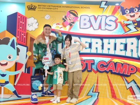 Gia đình Fabo Nguyễn cùng con trai chụp hình cùng backdrop sự kiện Superhero Boot Camp tại trường BVIS