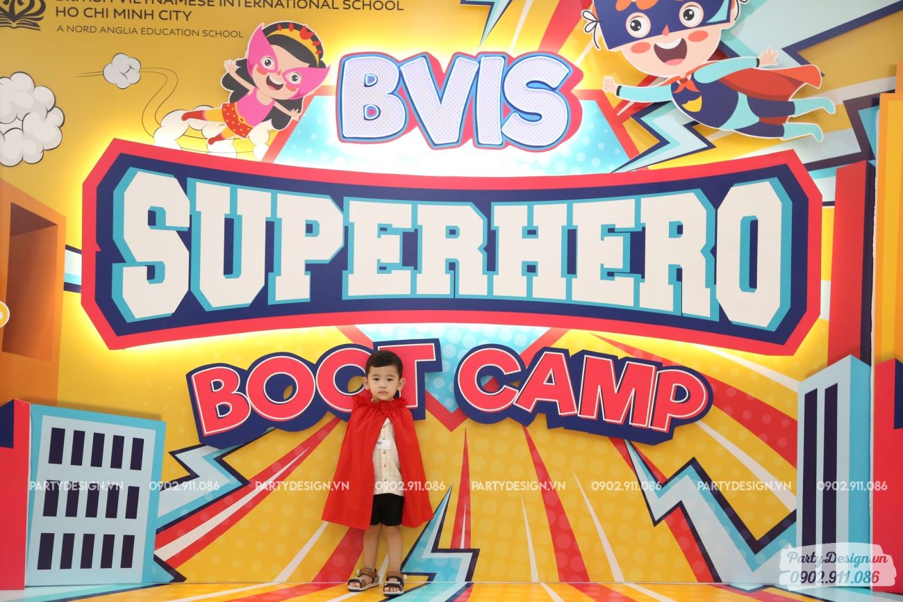Học sinh chụp hình cùng backdrop Superhero Boot Camp - BVIS
