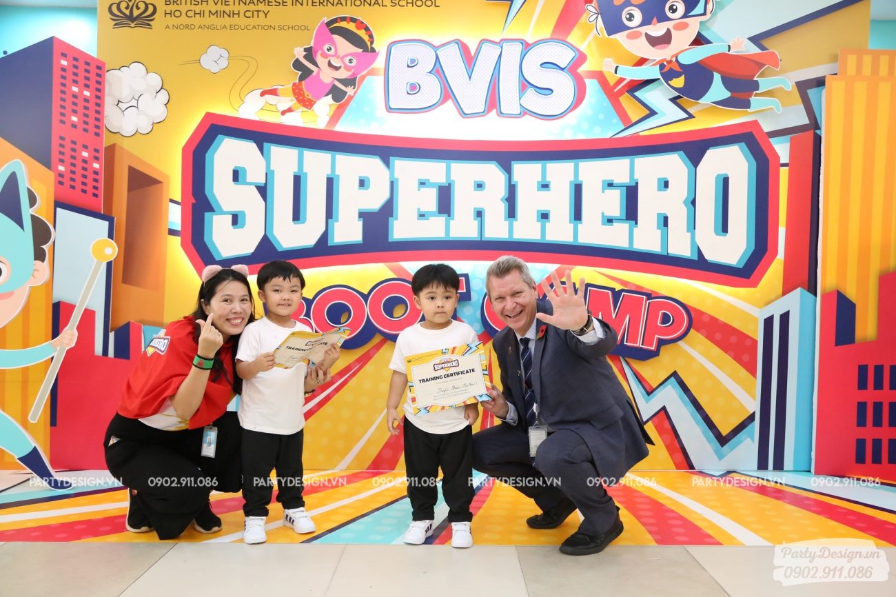Phụ huynh chụp hình cùng con tại sự kiện Superhero Boot Camp của trường BVIS (1)