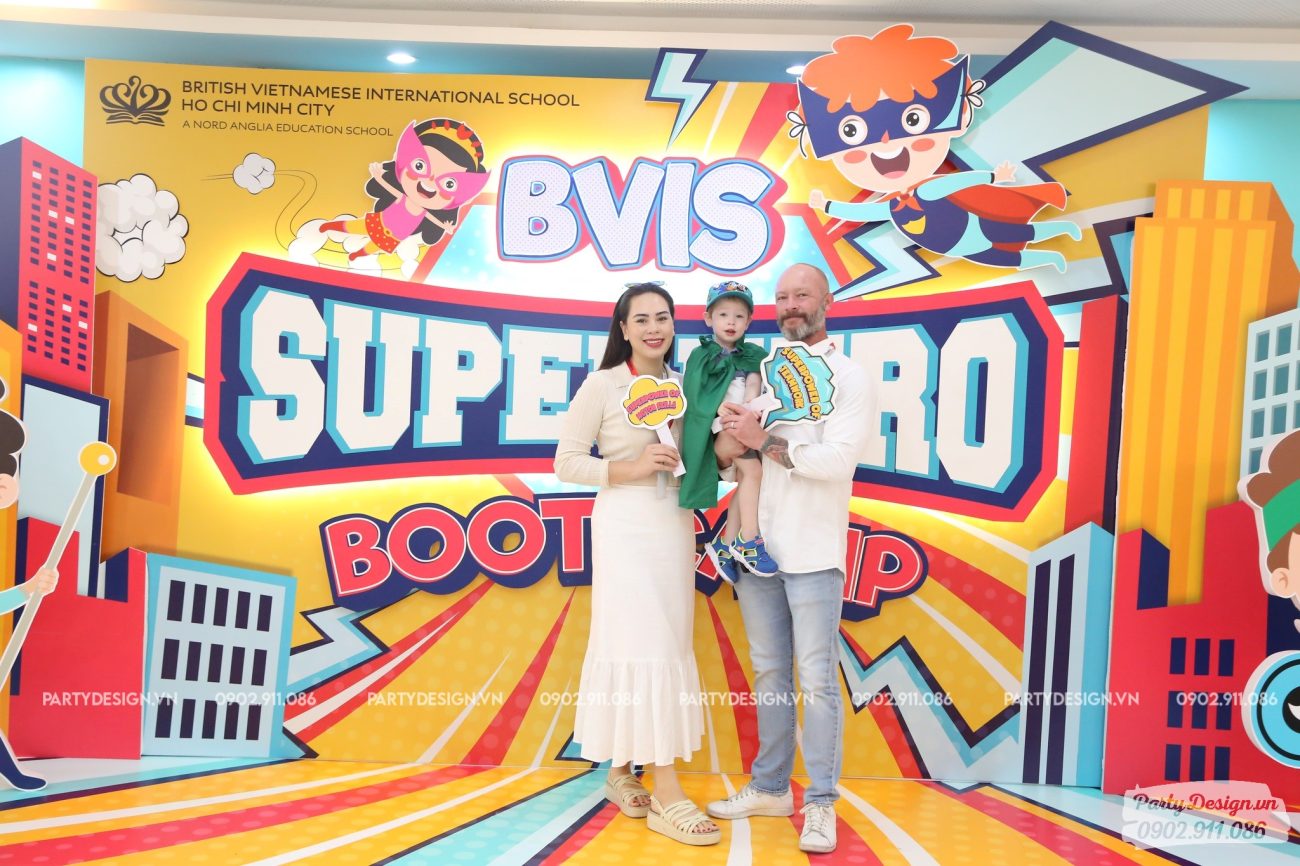 Phụ huynh chụp hình cùng con tại sự kiện Superhero Boot Camp của trường BVIS (3)