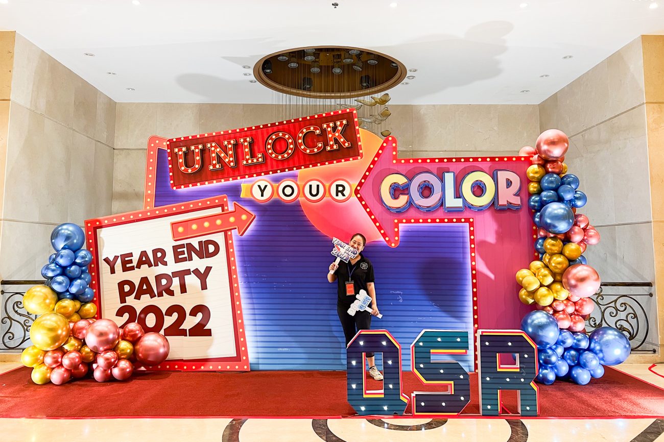 Trang trí backdrop year end party chủ đề Retro, Disco, 80s 90s Vintage - Unlock your color (2)