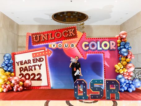 Trang trí backdrop year end party chủ đề Retro, Disco, 80s 90s Vintage - Unlock your color (2)