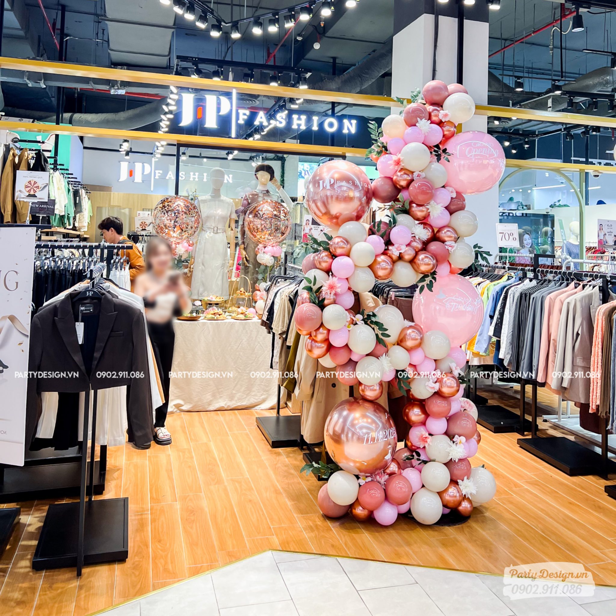 Trang trí khai trương cửa hàng J-P Fashion theo kiểu đơn giản với trụ bong bóng cách điệu