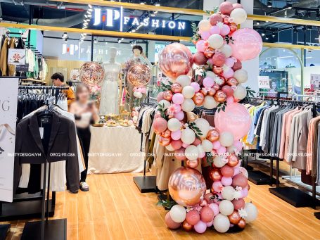 Trang trí khai trương cửa hàng J-P Fashion theo kiểu đơn giản với trụ bong bóng cách điệu