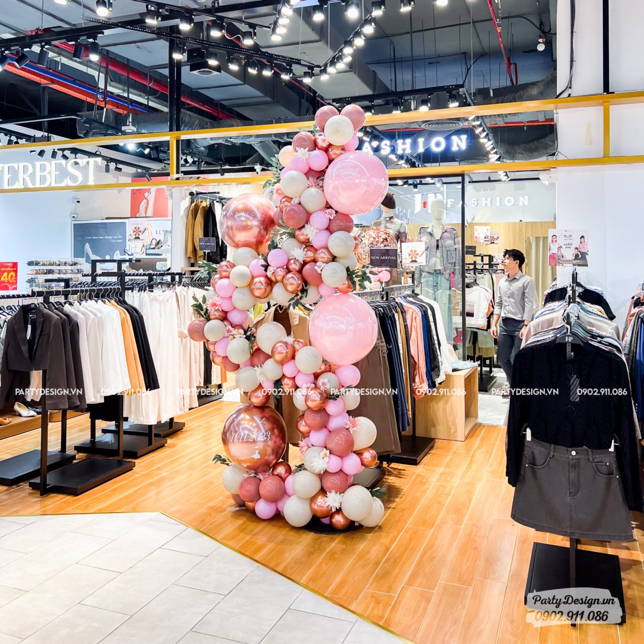 Trụ bóng khai trương đơn giản tại Trung Tâm Thương Mại Thiso Mall của J-P Fashion