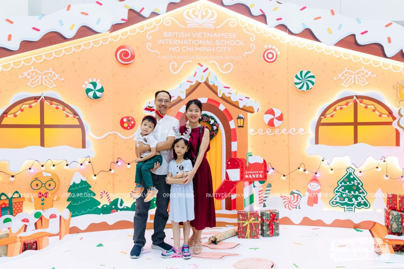 Phụ huynh chụp hình cùng backdrop Christmas tại trường BVIS