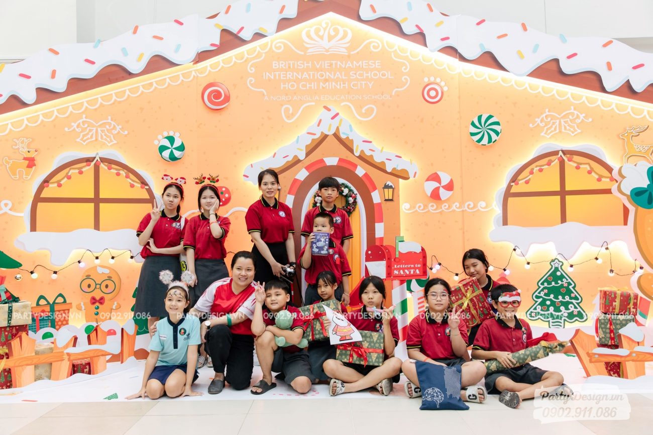 Trang trí backdrop Giáng Sinh sự kiện BVIS Christmas Fun Day (7)